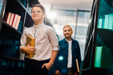 gülümseyen çocuklarçok tutan düşük açılı görünümü kütüphane kitapları 