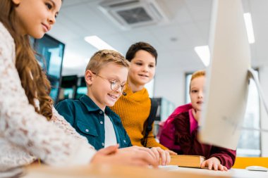 sevimli gülümseyen schoolkids masaüstü bilgisayar Kitaplığı'nda kullanma 