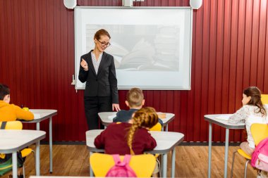 sunu yapma ve not alma schoolkids seyir gülümseyen genç kütüphaneci