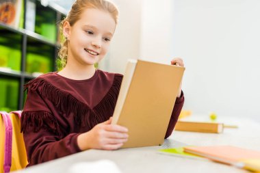 kitaplığındaki kitap şirin mutlu okul oturma ve okuma