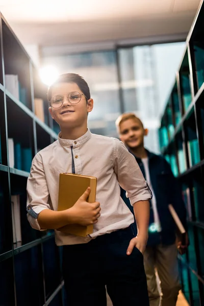 Lindo Sonriente Colegiales Sosteniendo Libros Biblioteca —  Fotos de Stock