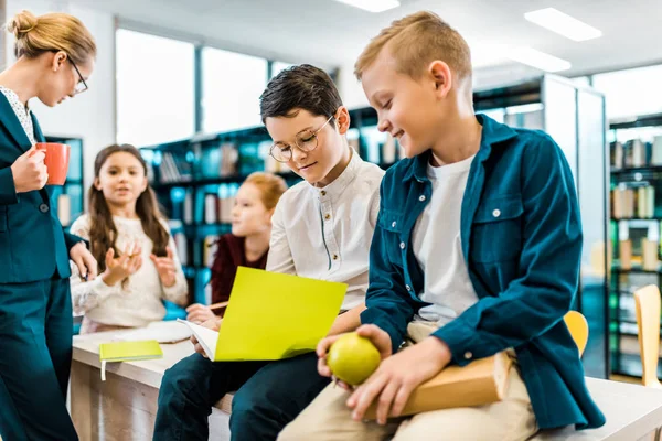 Schattig Schooljongens Lezen Boek Bibliotheek — Stockfoto