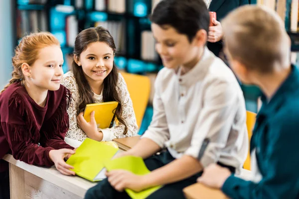 Adorável Sorrindo Crianças Idade Escolar Com Livros Sentados Juntos Biblioteca — Fotografia de Stock