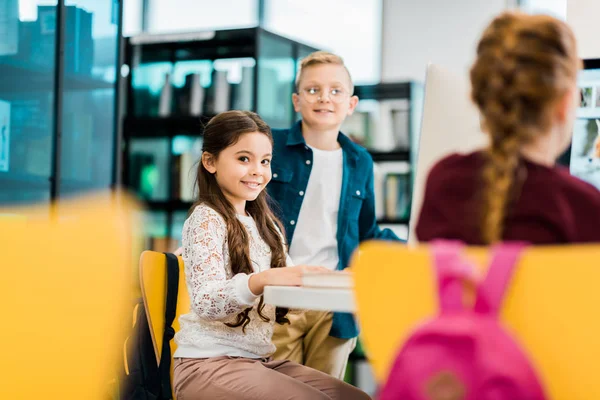 Carino Sorridente Scolari Che Studiano Con Computer Desktop Biblioteca — Foto Stock