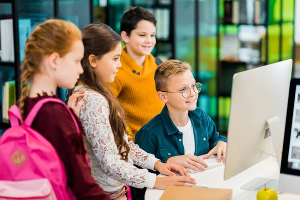 Escolares Sonrientes Que Usan Computadora Escritorio Juntos Biblioteca —  Fotos de Stock