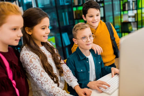 Lindo Feliz Colegiales Usando Computadora Escritorio Biblioteca — Foto de Stock