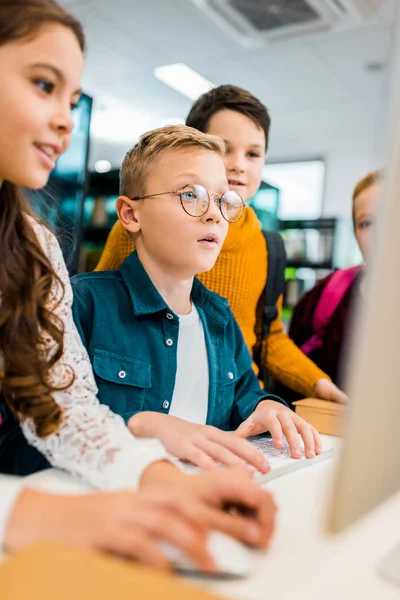 Recortado Los Escolares Que Utilizan Computadora Escritorio Juntos Biblioteca — Foto de Stock