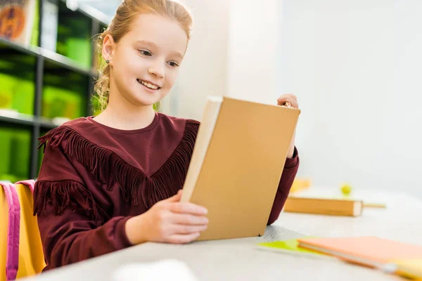 Bonito Feliz Estudante Sentado Lendo Livro Biblioteca — Fotografia de Stock