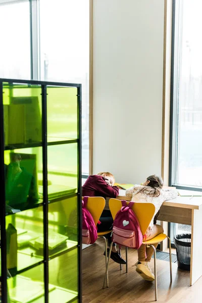 Rückansicht Gelangweilter Schülerinnen Die Auf Dem Schreibtisch Der Bibliothek Schlafen — kostenloses Stockfoto