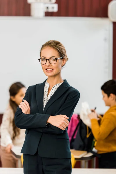 Young Female Teacher Eyeglasses Smiling Camera While Schoolkids Standing — Stock Photo, Image