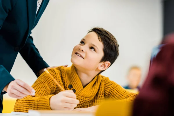 Bijgesneden Schot Van Lachende Jongen Houdt Van Potlood Leraar Kijken Rechtenvrije Stockfoto's