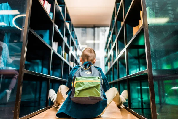 Achteraanzicht Van Jongen Met Rugzak Zittend Vloer Bibliotheek Stockfoto