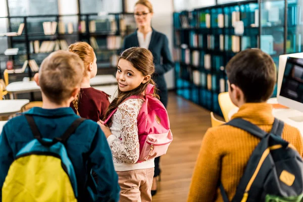 Schattig Schoolkid Met Rugzak Glimlachend Camera Tijdens Een Bezoek Aan Stockafbeelding