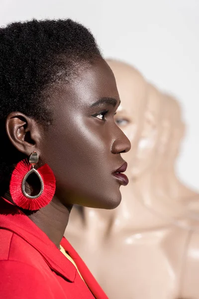 Vue latérale de belle fille afro-américaine élégante regardant loin sur blanc — Photo de stock