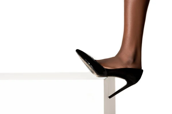 Крупним планом жіноча нога в стильному взутті на високих підборах на білому — стокове фото