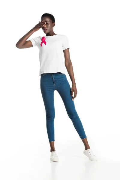 Vue pleine longueur de la jeune femme afro-américaine avec ruban rose fermer les yeux isolés sur blanc, concept de cancer du sein — Photo de stock