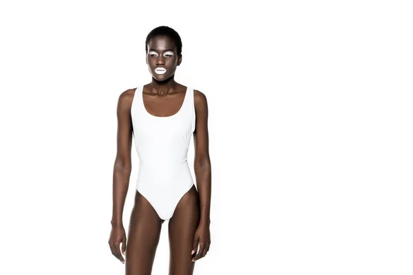 Портрет красивої молодої афроамериканки в білому купальнику позує ізольовано на білому — стокове фото