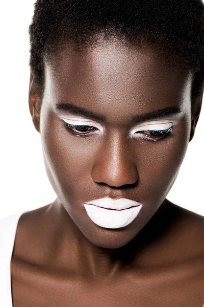 Portrait en gros plan de belle fille africaine américaine coûteuse avec des lèvres blanches regardant vers le bas isolé sur blanc — Photo de stock