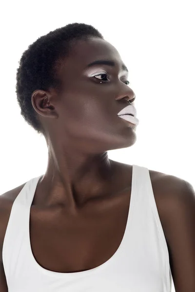 Красивая африканская американка с белыми губами, смотрящая вдаль, изолированная на белом — стоковое фото