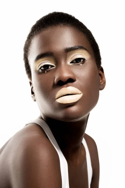 Retrato de hermosa chica afroamericana tierna con maquillaje blanco mirando a la cámara aislada en blanco - foto de stock