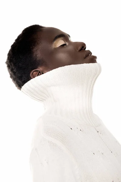 Belle jeune femme afro-américaine aux yeux fermés portant un pull blanc isolé sur blanc — Photo de stock