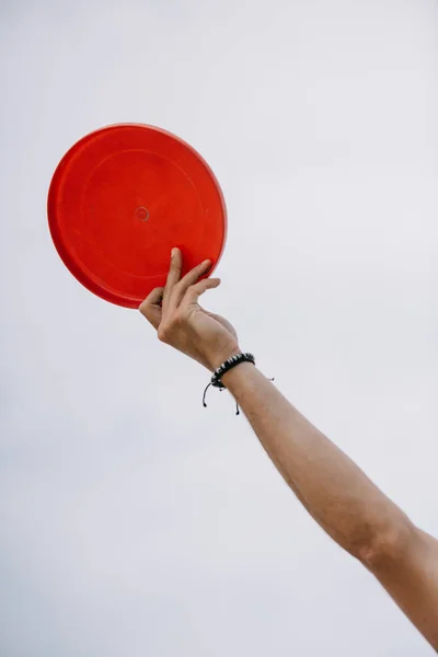 Tiro cortado de jovem segurando disco voador — Fotografia de Stock