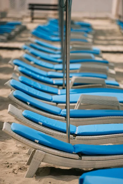 Tumbonas vacías y sombrillas en la playa - foto de stock