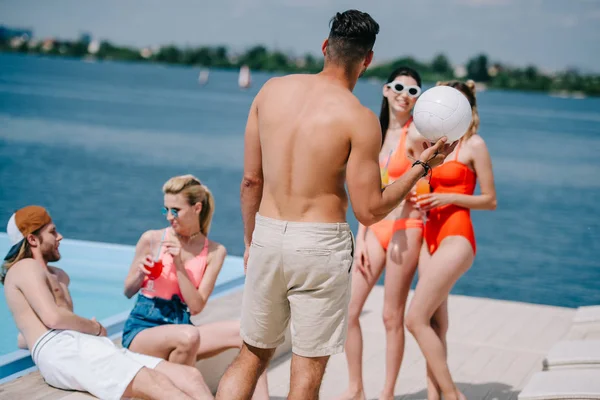 Молодь проводить час разом біля басейну на пляжі — стокове фото