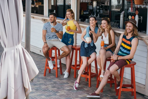 Blick aus der Vogelperspektive auf glückliche junge Freunde, die Cocktails an der Strandbar trinken — Stockfoto