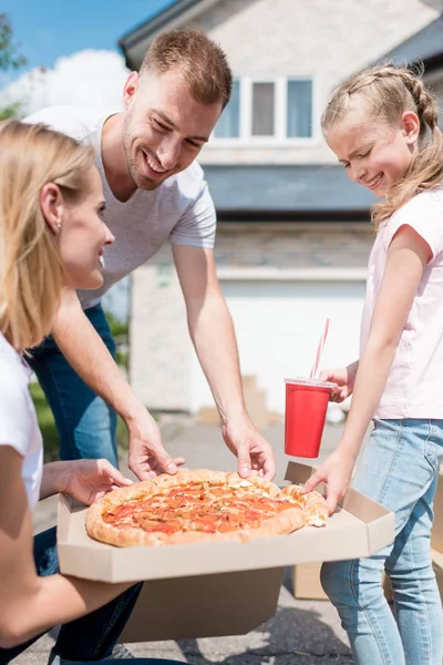 Famiglia felice con figlia che si prepara a mangiare la pizza — Foto stock