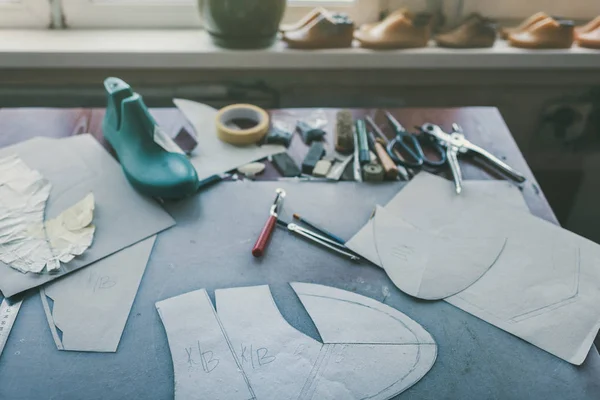 Verschiedene Werkzeuge und Schuhe zuletzt am Schuhmacherarbeitsplatz — Stockfoto