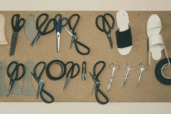 Vista dall'alto di vari strumenti e forbici presso il laboratorio calzolaio — Foto stock