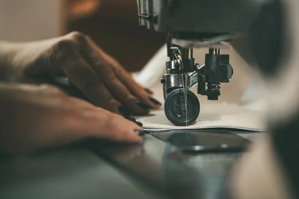 Tiro cortado de costureira trabalhando com máquina de costura — Fotografia de Stock