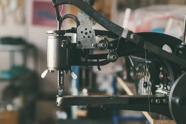 Primer plano de la máquina de coser industrial en la zapatería - foto de stock