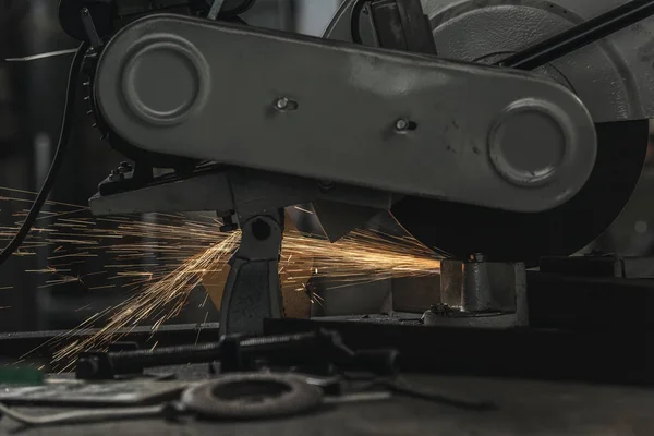 Vue rapprochée de la torche de soudage de travail en atelier — Photo de stock