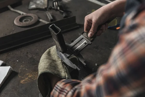 Teilansicht des Schweißers bei der Arbeit am Frieden aus Metall in der Werkstatt — Stockfoto