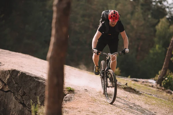 Trial-Biker fährt auf Felswand im Freien — Stockfoto