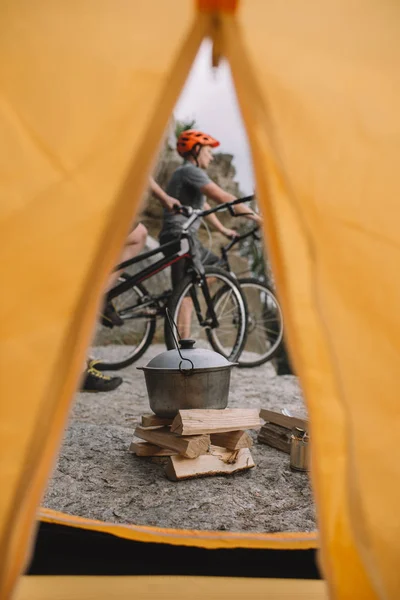 Vue des motards d'essai extrêmes sur la falaise rocheuse à l'extérieur de la tente de camping — Photo de stock