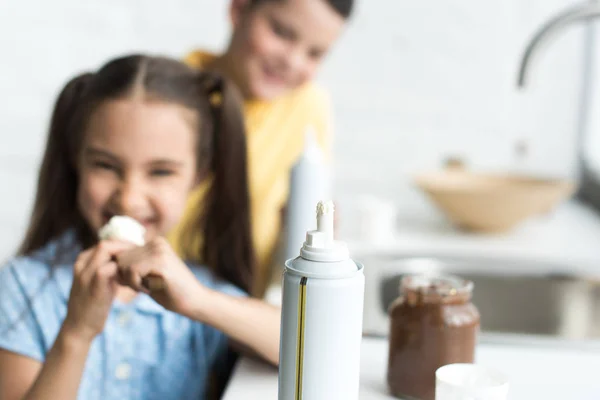 Irmã e irmão comendo sobremesas na cozinha em casa — Fotografia de Stock