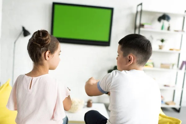 Siblings playing video game at home — Stock Photo