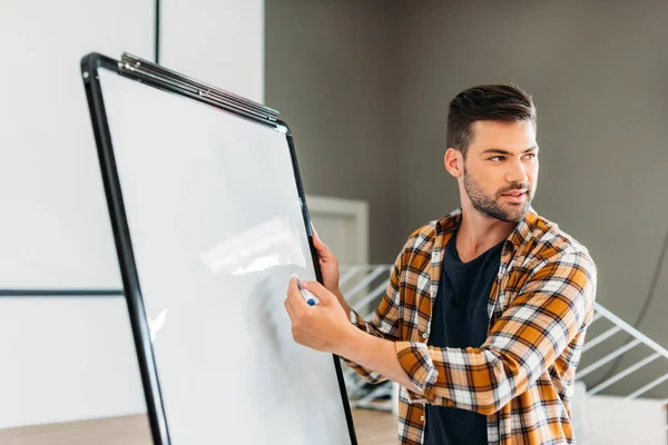 Hübsche junge Lehrerin zeigt auf leeres Whiteboard — Stockfoto