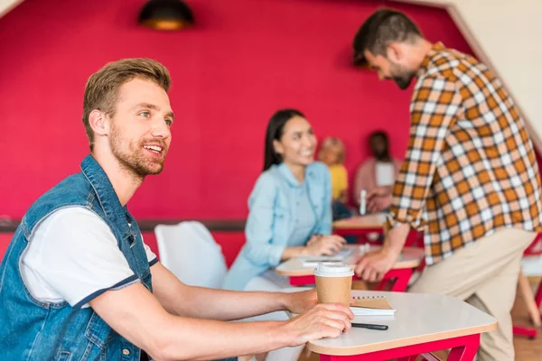 Glückliche junge Studentin mit Kaffee, um Zeit am College zu verbringen — Stockfoto