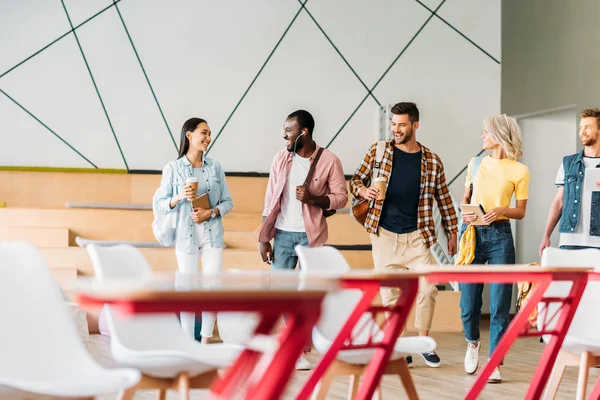 Gruppe junger Studenten verbringt Zeit miteinander im Hörsaal der Hochschule — Stockfoto