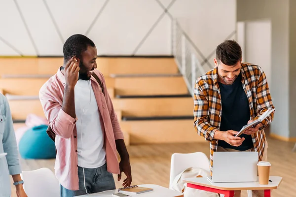 Estudiantes jóvenes multiétnicos en la sala de conferencias de la universidad — Stock Photo