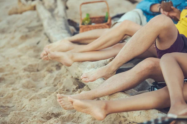 Foto ritagliata di persone che riposano sulla spiaggia di sabbia — Foto stock