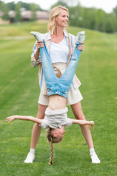 Felice madre e piccola figlia si divertono insieme nel parco — Foto stock