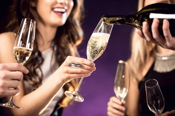 Schnappschuss von glücklichen jungen Freunden, die Champagner trinken — Stockfoto