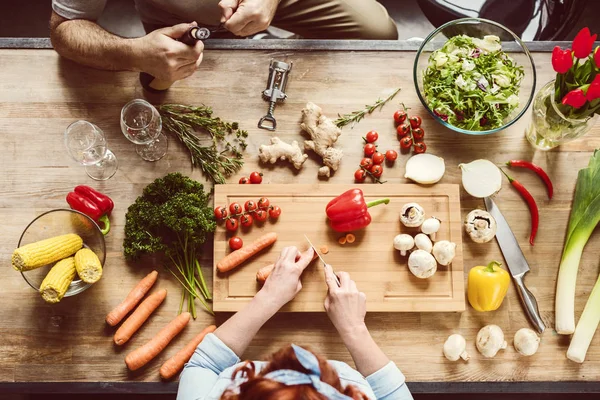 Vista superior de la pareja en la preparación de la mesa de cocina saludable - foto de stock