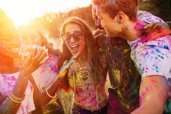 Feliz jóvenes amigos multiétnicos divertirse juntos en el festival holi - foto de stock