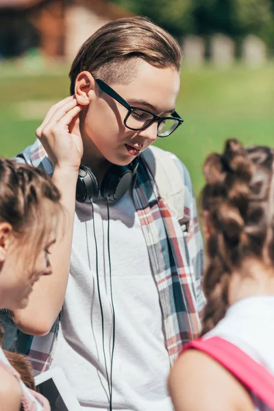 Cropped shot of teenagers spending time together in park — Stock Photo